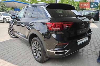Внедорожник / Кроссовер Volkswagen T-Roc 2021 в 