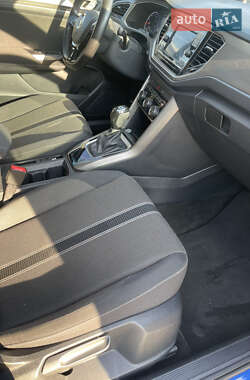 Внедорожник / Кроссовер Volkswagen T-Roc 2020 в 