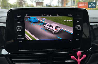 Внедорожник / Кроссовер Volkswagen T-Roc 2023 в 