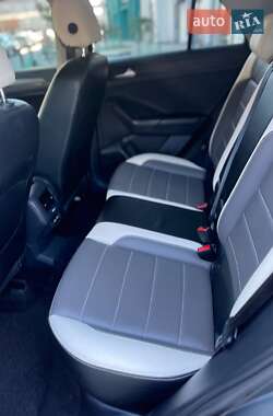 Внедорожник / Кроссовер Volkswagen T-Roc 2020 в 
