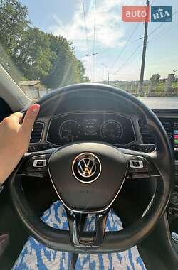 Внедорожник / Кроссовер Volkswagen T-Roc 2021 в 