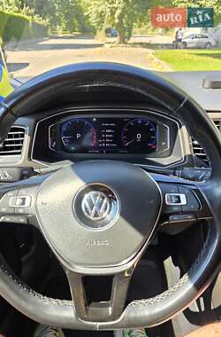 Внедорожник / Кроссовер Volkswagen T-Roc 2019 в 