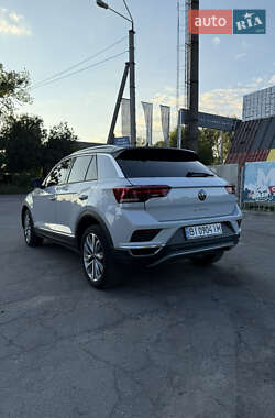 Внедорожник / Кроссовер Volkswagen T-Roc 2021 в 