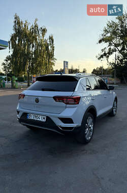 Внедорожник / Кроссовер Volkswagen T-Roc 2021 в 