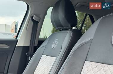 Внедорожник / Кроссовер Volkswagen T-Roc 2020 в 
