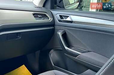 Внедорожник / Кроссовер Volkswagen T-Roc 2021 в 