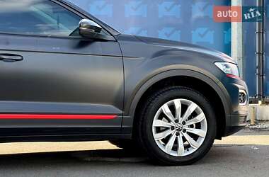Внедорожник / Кроссовер Volkswagen T-Roc 2021 в 