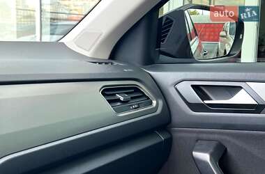 Внедорожник / Кроссовер Volkswagen T-Roc 2021 в 
