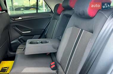 Внедорожник / Кроссовер Volkswagen T-Roc 2021 в 