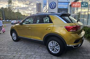 Внедорожник / Кроссовер Volkswagen T-Roc 2020 в 