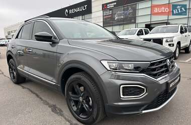 Внедорожник / Кроссовер Volkswagen T-Roc 2021 в 