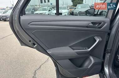 Внедорожник / Кроссовер Volkswagen T-Roc 2021 в 