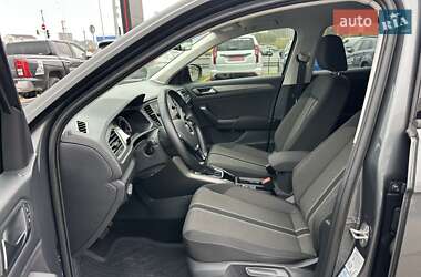 Внедорожник / Кроссовер Volkswagen T-Roc 2021 в 