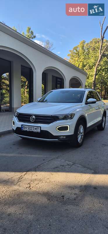 Внедорожник / Кроссовер Volkswagen T-Roc 2019 в 