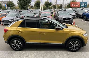 Внедорожник / Кроссовер Volkswagen T-Roc 2019 в 