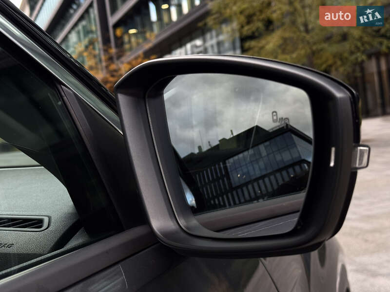 Внедорожник / Кроссовер Volkswagen T-Roc 2018 в Киеве