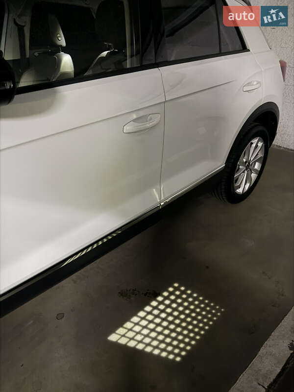 Внедорожник / Кроссовер Volkswagen T-Roc 2023 в Киеве