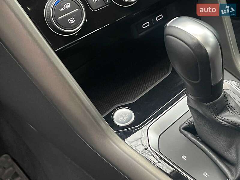 Внедорожник / Кроссовер Volkswagen T-Roc 2021 в Киеве