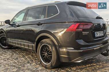Внедорожник / Кроссовер Volkswagen Tiguan Allspace 2018 в 