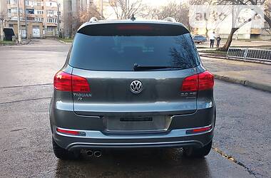 Внедорожник / Кроссовер Volkswagen Tiguan 2015 в Долинской