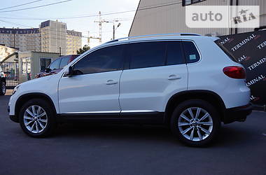 Позашляховик / Кросовер Volkswagen Tiguan 2013 в 