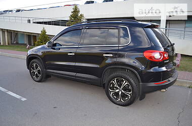 Позашляховик / Кросовер Volkswagen Tiguan 2010 в 
