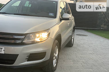 Позашляховик / Кросовер Volkswagen Tiguan 2012 в 