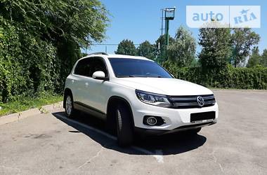 Позашляховик / Кросовер Volkswagen Tiguan 2015 в 