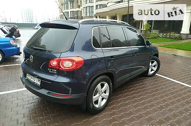 Внедорожник / Кроссовер Volkswagen Tiguan 2010 в Вишневом