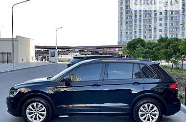 Внедорожник / Кроссовер Volkswagen Tiguan 2017 в 