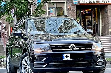 Внедорожник / Кроссовер Volkswagen Tiguan 2017 в 