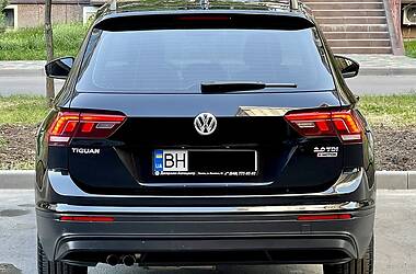 Внедорожник / Кроссовер Volkswagen Tiguan 2017 в 