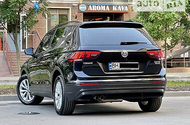 Внедорожник / Кроссовер Volkswagen Tiguan 2017 в 