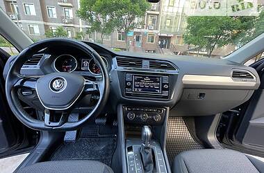 Внедорожник / Кроссовер Volkswagen Tiguan 2017 в 