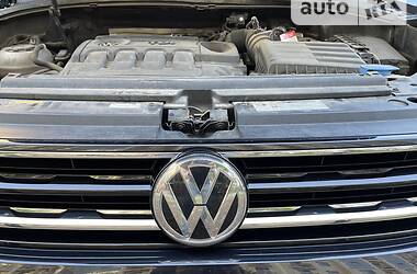 Внедорожник / Кроссовер Volkswagen Tiguan 2017 в 