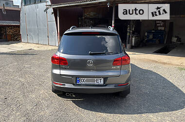 Внедорожник / Кроссовер Volkswagen Tiguan 2015 в Хмельницком