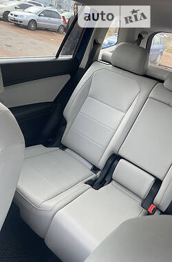 Внедорожник / Кроссовер Volkswagen Tiguan 2019 в 