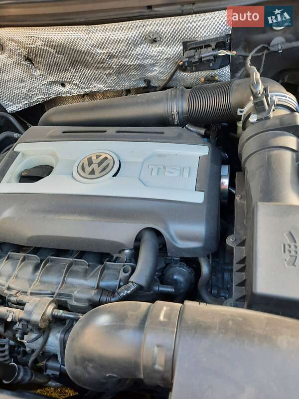 Внедорожник / Кроссовер Volkswagen Tiguan 2011 в Буче