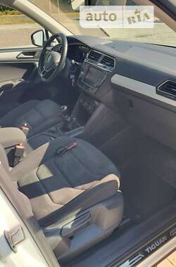 Позашляховик / Кросовер Volkswagen Tiguan 2016 в 