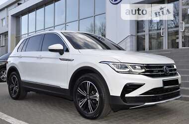 Внедорожник / Кроссовер Volkswagen Tiguan 2022 в 