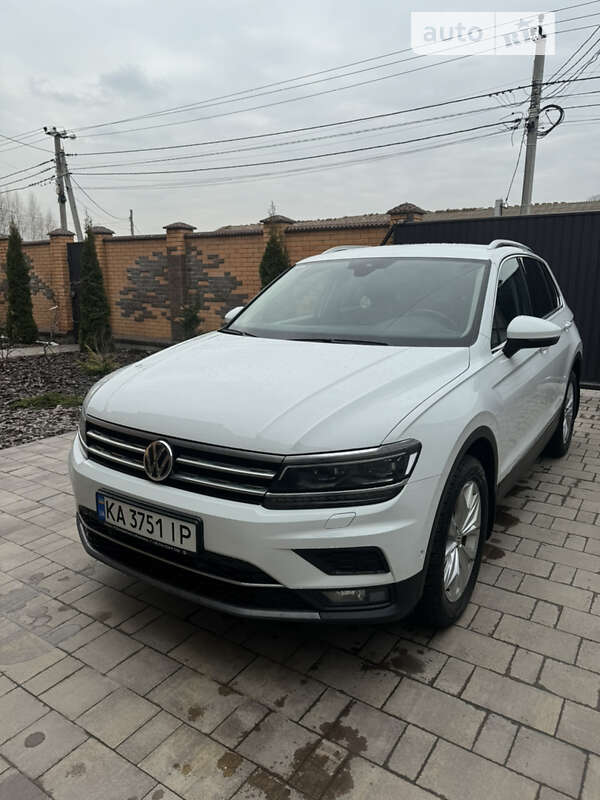 Внедорожник / Кроссовер Volkswagen Tiguan 2019 в Вишневом