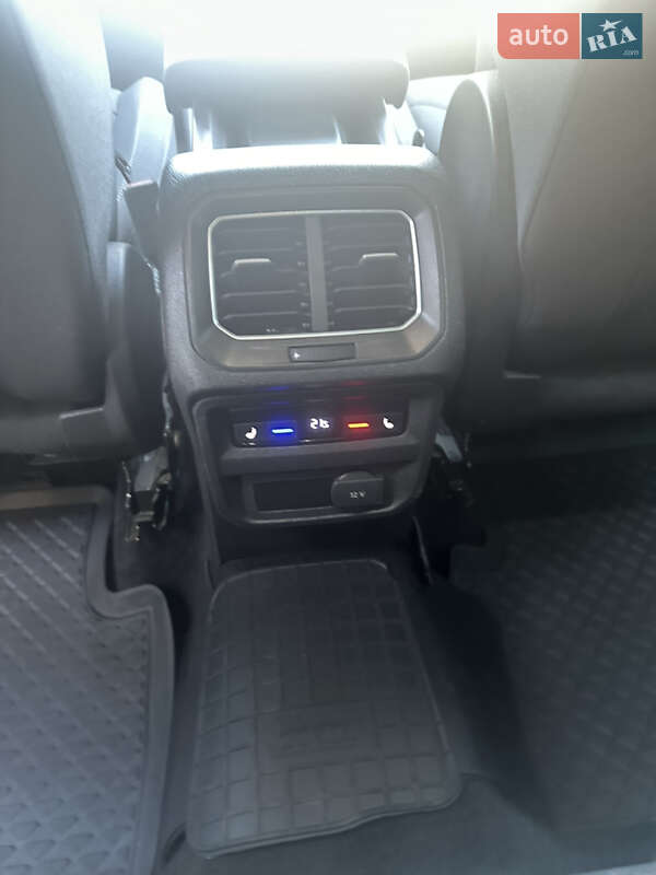 Внедорожник / Кроссовер Volkswagen Tiguan 2016 в Славуте