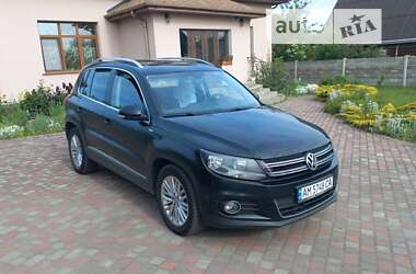 Внедорожник / Кроссовер Volkswagen Tiguan 2015 в Вишневом