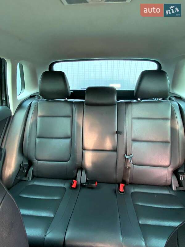 Внедорожник / Кроссовер Volkswagen Tiguan 2011 в Остроге