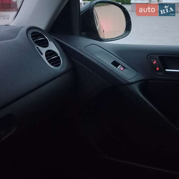 Внедорожник / Кроссовер Volkswagen Tiguan 2011 в Остроге