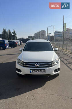 Внедорожник / Кроссовер Volkswagen Tiguan 2015 в 