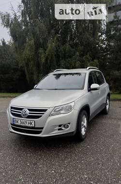 Внедорожник / Кроссовер Volkswagen Tiguan 2011 в Дубровице