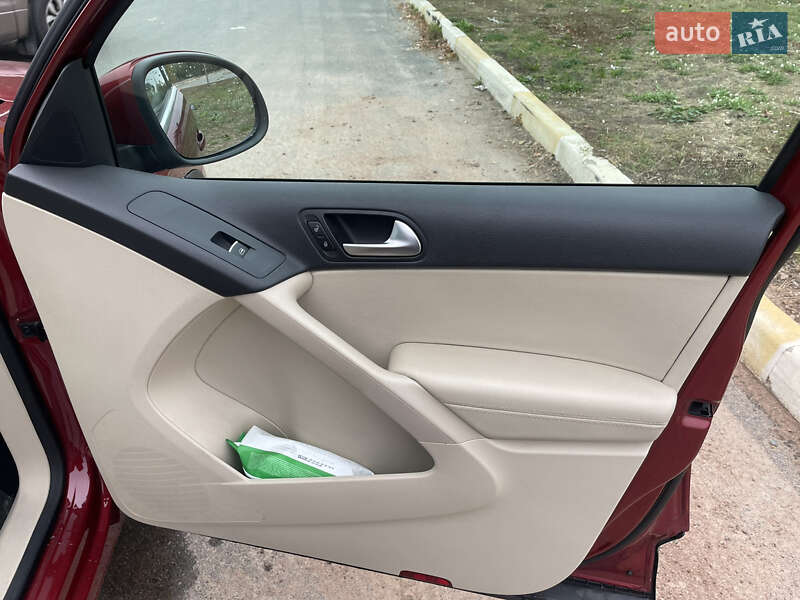 Внедорожник / Кроссовер Volkswagen Tiguan 2012 в Буче