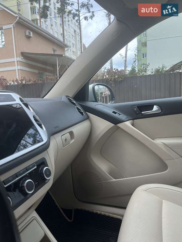 Внедорожник / Кроссовер Volkswagen Tiguan 2010 в Ирпене