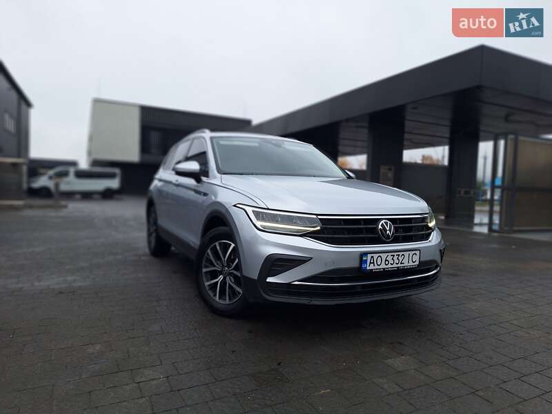 Позашляховик / Кросовер Volkswagen Tiguan 2022 в 